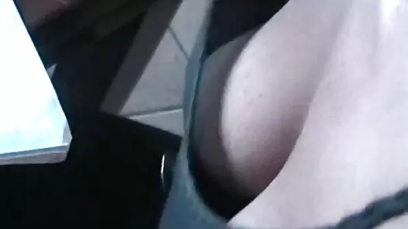Töötan porno sex lesby kena kampsuni kallal.