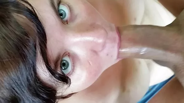 Peale puhkamist sexy lesbi muutus neiu veelgi seksikamaks.