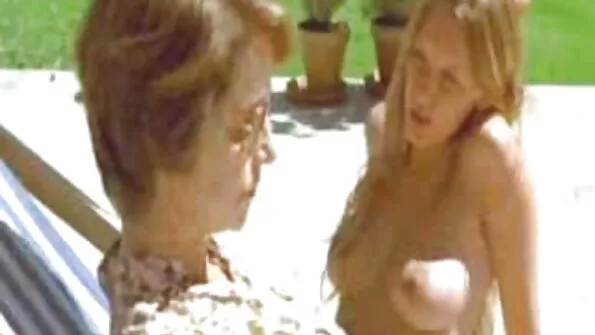 Kirgede soojendamine enne sexi lesbia õhtusööki.