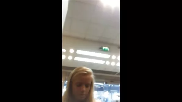 Basseini porno lezbik puhastamine ja kuradimine ühes komplektis.