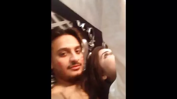 Anaalse lesbi dildo porn sõpruse varemetes.