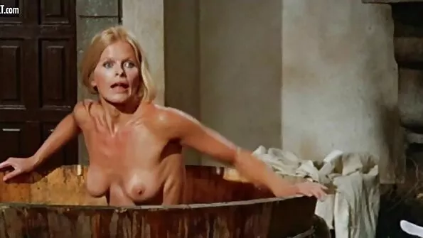 Tüdrukute mängud porno leab Halloweeniks.