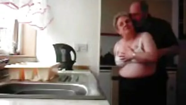 Avalik anaal intiimsuse vihjega mom lesbi sex