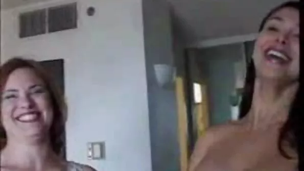 Kunilinguga sexlesbi lamades surumine.
